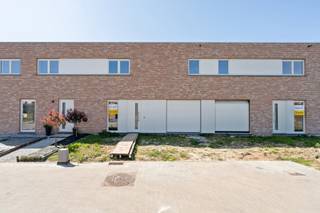 Droom je van een frisse start in een rustige, landelijke omgeving met alle voorzieningen binnen handbereik? Ontdek deze prachtige verkaveling tussen de Zonnebekestraat en Blikstraat in Langemark-Poelkapelle.
Deze nieuwe buurt biedt een gevarieerd aanbod aan woningen met zowel landelijke charme als moderne elegantie – perfect afgestemd op jouw woonwensen. Je woont er op wandel- en fietsafstand van winkels, scholen en openbaar vervoer, met alle comfort van vandaag én de rust van het platteland.
Elke woning is ontworpen met oog voor ruimte en comfort. Je geniet van een lichtrijke leef- en eetruimte, een open keuken die je volledig naar eigen smaak kunt inrichten, een handige berging, drie slaapkamers en een eigentijdse badkamer.
Daarnaast is er nog één bouwgrond voor een alleenstaande woning beschikbaar – de ideale kans voor wie zijn eigen woning op maat wil realiseren in een groene en gezellige omgeving.
Benieuwd naar de mogelijkheden? Neem vandaag nog contact met ons op voor meer info of een bezoek ter plaatse. Jouw nieuwe thuis wacht in Langemark-Poelkapelle.
De woningen worden verkocht onder BTW-stelsel.