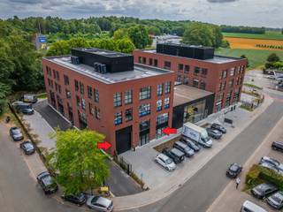 <p>Gelegen in Wemmel, aan de directe toegang tot Brussel, biedt dit nieuw magazijn van ongeveer <strong>364 m²</strong> een strategische ligging die ideaal is voor logistiek, opslag of distributieactiviteiten. Het pand heeft een gelijkvloerse oppervlakte van +- 243 m² en een mezzanine van +- 121 m².</p>
<p>Het pand geniet van een vlotte toegang tot belangrijke snelwegen, met een uitstekende verbinding naar Brussel, Gent en Antwerpen. Deze centrale ligging maakt het een zeer efficiënte logistieke uitvalsbasis.</p>
<p>Het gebouw is recent gebouwd en biedt een moderne, functionele en onmiddellijk bruikbare ruimte die geschikt is voor diverse professionele activiteiten.</p>
<p>Een ideale opportuniteit voor bedrijven die zich willen vestigen op een dynamische en uitstekend verbonden locatie.</p>