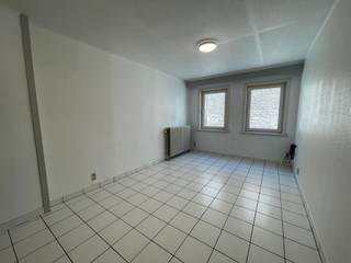 <p><span>Centrally located studio with utilities included.  Living room with open, fully equipped kitchen, bedroom, bathroom.  EPC 176 kWh/m².  Common area fees: 25 euros/month.  Available immediately.   For more information or to schedule a viewing, call 056.21.58.00 or visit www.immo-lvb.be to book an appointment online.</span></p>