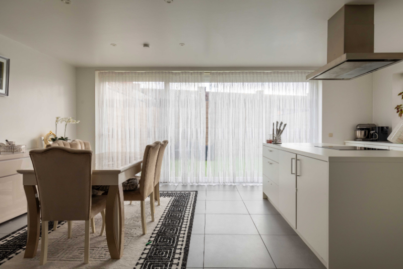 Roeselare-centrum: Recent ruim gelijkvloers appartement met 2 slaapkamers, tuin / patio en mogelijkheid aankoop van een garagebox. +/- 100m2 - foto 4