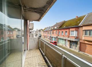 TE MODERNISEREN APPARTEMENT met ZONNIG TERRAS, gelegen in het CENTRUM van Brakel, op wandelafstand van winkels, scholen en openbaar vervoer. Deze eigendom vormt een INTERESSANTE OPPORTUNITEIT voor wie op zoek is naar een appartement dat naar eigen smaak kan worden vernieuwd, zowel voor EIGEN BEWONING als INVESTERING. Deze eigendom biedt een SOLIDE BASIS en VEEL POTENTIEEL om een hedendaagse en comfortabele woonst te creëren op een UITSTEKENDE LOCATIE in de Vlaamse Ardennen.<br />Het appartement beschikt over een lichtrijke leefruimte die rechtstreeks uitgeeft op het aangename terras. Een fijne buitenruimte in het hart van de stad. Aanpalend bevindt zich de te moderniseren keuken. Verder omvat de indeling een slaapkamer, een badkamer en een apart toilet.<br /><br />Adres: Gauwstraat 11 bus 4 te Brakel<br /><br />EPC: 170kWh/m², G-score en P-score A, Geen renovatieverplichting van toepassing 