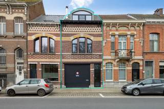 Gelegen aan de stadsvesten in Lier bevindt zich deze te verbouwen garagebox van 103m². Momenteel is het 1 garagebox en 3 open autostaanplaatsen.<br /><br />- Afzonderlijke beveiligde toegang<br />- Mogelijkheid laadpaal.<br />- Dakbedekking garage werd vernieuwd met geïsoleerde sandwichpanelen in 2022<br />- Zone B in oranje kleur op het opmetingsplan in bijlage<br />- Nieuwe individuele elektriciteit met een maximaal laadvermogen van 11 kW/3 fase/230 V<br /><br />Indien u hierover bijkomende informatie wenst en/of een geheel vrijblijvende afspraak, verzoeken wij u rechtstreeks contact op te nemen met ons kantoor.<br />Vg,Wg,Gvkr,Gvv,Gmo
