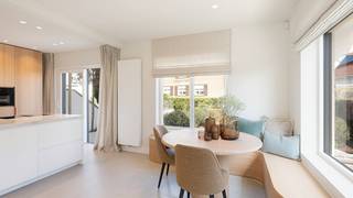 Op een bijzonder gegeerde ligging in Duinbergen, op wandelafstand van het strand bevindt zich deze prachtig gerenoveerde koppelvilla. Een woning waar ruimte, comfort en een hoogwaardige afwerking centraal staan.<br /><br />De indeling is doordacht en aangenaam: via de inkomhal bereikt u enerzijds de gezellige leefruimte en anderzijds de open, lichtrijke keuken met zicht op de tuin. Deze keuken werd afgewerkt met kwalitatieve materialen en is volledig uitgerust, ideaal voor wie houdt van koken en gezellig samenzijn.<br /><br />Met vijf volwaardige slaapkamers en vier badkamers biedt deze villa uitzonderlijk veel plaats, perfect voor grotere gezinnen of het ontvangen van gasten. De master bedroom beschikt over een stijlvolle ensuite badkamer, afgewerkt met alle hedendaags comfort.<br /><br />De woning is volledig onderkelderd, wat zorgt voor extra bergruimte en functionaliteit. In de garage, die zich in de kelder bevindt, is bovendien een extra douche voorzien – bijzonder praktisch na een dag aan zee. Op het perceel zelf is er plaats voor meerdere wagens.<br /><br />Ook op technisch vlak werd niets aan het toeval overgelaten: de villa beschikt over aluminium ramen, airconditioning, elektrische rolluiken, een alarmsysteem en een regenwaterput.<br /><br />Deze eigendom vormt de perfecte combinatie van een rustige ligging, nabijheid van zee en een instapklare, kwalitatieve afwerking. Een zeldzame kans voor wie op zoek is naar een ruime en elegante woning in het hart van Duinbergen.