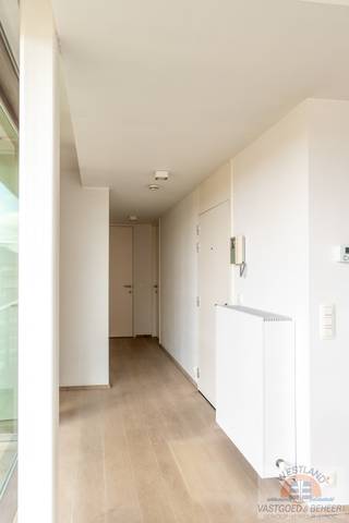 Ontdek dit prachtige appartement, gelegen in het charmante Sint-Idesbald, waar het verfijnde leven aan zee werkelijkheid wordt. Het maakt deel uit van een hoogwaardige residentie van Rietveld Projects, vernoemd naar de visionaire architect Jean Trouvé.<br />De constructie valt op door de warme houten gevelbekleding en het bijpassende houten buitenschrijnwerk, subtiel gecombineerd met duingrassen, waardoor het appartement naadloos opgaat in de natuurlijke omgeving.<br />Dit juweeltje is bijzonder functioneel ingericht met ingemaakte kasten en biedt een comfortabele indeling:<br />- Open keuken volledig geïntegreerd in de leefruimte<br />- Ruime living vol natuurlijk licht dankzij de grote raampartijen<br />- 2 ruime slaapkamers, perfect voor gezin of gasten<br />- Badkamer stijlvol en praktisch afgewerkt<br />Ruim terras, ideaal om te genieten van het zeegevoel en het zonlicht<br />Het appartement biedt een licht zeezicht en een optimale zonoriëntatie, waardoor je op elk moment van de dag kan genieten van de zon en de frisse zeelucht.<br />De ligging is werkelijk ideaal: op wandelafstand van het gezellige culinaire centrum van Sint-Idesbald, met sfeervolle restaurants, een gekende slager, de bekende viswinkel en een topbakkerij. Alles wat je nodig hebt voor een ontspannen en luxueus leven aan de Belgische kust bevindt zich letterlijk binnen handbereik.<br />Er is ook mogelijkheid om een garage bij te kopen in de ondergrond van dit gebouw. <br />Neem gerust contact met ons op indien u geïnteresseerd bent in dit prachtige appartement.