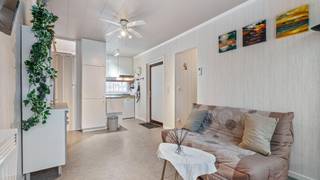 Deze bemeubelde vakantiewoning met eigen parkeerplaats voor de deur is rustig gelegen in De Grote Zeemeeuwen nabij de duinen van Oostduinkerke. U geniet hier van een vakantiewoning waar het interieur al een grondige opfrissing gekregen heeft en u enkel wat energetische ingrepen moet doen om het perfecte verblijf aan zee te creëren. De woning heeft een uitbouw van de leefruimte met uitgang op een zongerichte koer. <br /><br />De indeling van de woning is hetvolgende:<br />Inkom met leefruimte en open keuken, 2 slaapkamers, toilet, badkamer en koer met tuinhuis.<br /><br />Enkele troeven:<br /><br />- Interieur opgefrist<br /><br />- Rustig gelegen<br /><br />- Eigen parkeerplaats<br /><br />- Goede investering