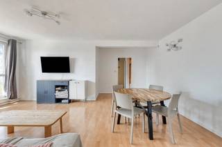 immo DAVID stelt voor: dit schitterende appartement van 72 m², gelegen op de 7e verdieping, dat uitblinkt in lichtinval, comfort en een onvergetelijk uitzicht op het park.<br /><br />Vanuit de ruime leefruimte van 24 m² met open keuken geniet je van een uniek en onbelemmerd uitzicht over het park.<br /><br />De twee slaapkamers van 12 m² en 8 m² garanderen rust en comfort. De moderne, ruime badkamer is uitgerust met een inloopdouche en eigentijds ingericht.<br /><br />Geniet volop van de zon op het gerenoveerde, zuidwestgerichte terras van 7 m², met een aangenaam uitzicht op het park.<br /><br />Het appartement beschikt over PVC-ramen met dubbele beglazing, een EPC-label B en conforme elektriciteit, waardoor het volledig instapklaar is en een goede energieprestatie biedt.<br /><br />Een ideale combinatie van licht, comfort, groen en een uitstekende ligging!<br /><br />Het appartement beschikt over PVC-ramen met dubbele beglazing, een uitstekende isolatie en is energiezuinig en volledig instapklaar.<br /><br />Ideaal gelegen nabij de Ring, het centrum van Brussel, het UZ Jette, scholen, openbaar vervoer, winkels, het Laarbeekbos en fietspaden.<br /><br />Een uitgelezen kans voor wie op zoek is naar licht, groen en comfort, zonder in te boeten op locatie!
