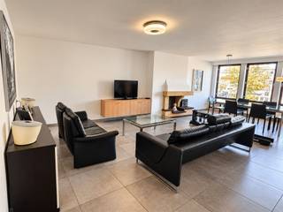 Wonen aan het water! Gemeubeld appartement.Via de centrale inkomhal met vestiaire komen we uit in de living met open keuken. Verder is er een WC, badkamer en 2 slaapkamers welke uitgeven op het terras.Gelegen in centrum Mechelen, nabij Vismarkt/Lamot site en jachthaven.
