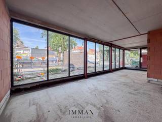 Deze moderne kantoorruimte van 103 m² geniet van een uiterst centrale en commerciële ligging aan de stadsrand van Brugge, op een goed zichtbare locatie met een vlotte bereikbaarheid. Dankzij de prominente ligging en de ruime glaspartijen aan de straatzijde biedt het pand een uitstekende visibiliteit, wat zorgt voor een professionele uitstraling en een sterke aanwezigheid voor uw onderneming.<br /><br />De kantoorruimte wordt casco opgeleverd, waardoor u als huurder de unieke mogelijkheid krijgt om de inrichting volledig af te stemmen op de specifieke behoeften en activiteiten van uw bedrijf. Zo creëert u een werkomgeving die perfect aansluit bij uw organisatie, met maximale flexibiliteit op het vlak van indeling en afwerking. Bovendien beschikt het kantoor over een eigen, afzonderlijke toegang, wat bijdraagt aan de zelfstandigheid en professionele uitstraling van het pand.<br /><br />Aan de voorzijde van het gebouw zijn drie fietsstaanplaatsen voorzien, terwijl achteraan een gemeenschappelijke fietsenberging en afvalberging ter beschikking staan. Voor medewerkers en bezoekers is er bovendien ruime parkeergelegenheid voorzien achter het gebouw. Aan deze kantoorruimte worden 3 private parkeerplaatsen toegewezen, die kunnen worden bijgehuurd.<br /><br />Deze aantrekkelijke kantoorruimte combineert een uitstekende ligging, optimale zichtbaarheid en een flexibele invulling, waardoor ze de ideale uitvalsbasis vormt voor ondernemingen die op zoek zijn naar een professionele en toekomstgerichte werkomgeving in de regio Brugge. Het pand is beschikbaar vanaf oplevering.<br /><br />Huurprijs: € 1.850/maand, exclusief de parkeerplaatsen. <br />De toegewezen parkeerplaatsen kunnen worden gehuurd aan € 50 per maand per plaats.