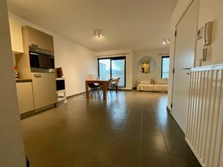 <span><span><span><span><span><span><span><span><span><span>Te Lebbeke, nabij het centrum, bieden wij U een appartement op de eerste verdieping te huur aan.<br /><br />Het appartement bestaat uit een ruime leefruimte met open keuken, apart toilet, berging, badkamer bestaande uit een lavabomeubel en een ligbad met mogelijkheid tot douche en twee slaapkamers. Daarnaast kan men genieten van een terras aan de straatzijde van de residentie. </span></span></span></span></span></span></span></span></span></span><br /><br />Het gebouw is voorzien van een lift, daarnaast beschikt het appartement over een <span><span><span><span><span><span><span><span><span><span>ondergrondse parkeerplaats</span></span></span></span></span></span></span></span></span></span>.<br /><br />De gemeenschappelijke kosten zijn € 60/maand. <br /><span><span><span><span><span><span><span><span><span><span>Beschikbaar vanaf 01-05-2026 eventueel vroeger is bespreekbaar. </span></span></span></span></span></span></span></span></span></span><br /><br />Wenst u meer informatie of komt u graag een kijkje nemen? Aarzel dan zeker niet om ons te contacteren.