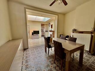 Heel gezellige en instapklare rijwoning met schitterende mobi-score te Kortrijk, omvattende o.a. op het GELIJKVLOERS:<br />*Inkomhal<br />*Gastentoilet<br />*Ruime lichtrijke en knusse leefruimte<br />*Ruime keuken met eetplaats en gasfornuis<br />*Ruime tuin<br />*Badkamer met ligbad, douche en lavabomeubel<br />1<sup>ste</sup> VERDIEP:<br />*2 slaapkamers<br />ZOLDER:<br />* 2 slaapkamers<br /><br />Divers: Nabij het station en winkelstraat. Centrale verwarming op aardgas. PRACHTKOOP<br />Grondoppervlakte ca.200 m². Bruikbare vloeroppervlakte ca.100m² (indicatief volgens het EPC). EPC 480kWh/m² - Label E - P-score en G-score: D. Bevindt zich niet in een risicozone voor overstromingen.