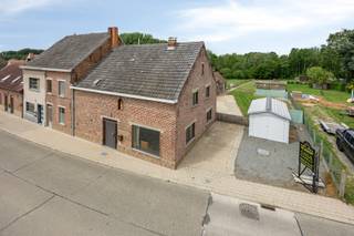 Bent u op zoek naar een ruime bouwgrond met een fantastisch groen zicht? Deze mooie bouwgrond van ongeveer 2000m² bevindt zich in het landelijke Roosdaal en biedt veel mogelijkheden voor wie droomt van een alleenstaande woning met de nodige ruimte, privacy en grote tuin!
De open bebouwing heeft een indicatieve bouwbreedte van 8 meter op een bouwdiepte op het gelijkvloers van 15 meter en een bouwdiepte op verdieping van 12 meter.
De verkavelingsaanvraag is nog niet ingediend, dus definitieve bouwvoorschriften kunnen nog wijzigen.
Een unieke kans om een ruime vrijstaande woning te realiseren op een groot en groen perceel in Roosdaal.
Wil u graag deze grond bezoeken, neem dan contact op met jessie.deneve@casaconsult.be
Sloop en heropbouw: afhankelijk van de concrete situatie en mits voldaan aan de wettelijke voorwaarden, kan de heropbouw van de nieuwbouwwoning mogelijk in aanmerking komen voor het 6% btw-tarief.
De vermelde perceelsgrenzen, afmetingen en bouwmogelijkheden zijn indicatief. De definitieve verkavelingsvoorschriften dienen nog worden vastgesteld.