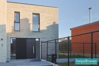 Deze half open bebouwing met aanpalende garage omvat een inkomhal met bezoekerstoilet, berging, leefruimte met open ingerichte keuken met...