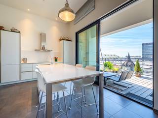 Gelegen op een steenworp afstand van de historische wijken, in een iconisch gebouw, biedt dit penthouse een bruto vloeroppervlakte van circa 200...