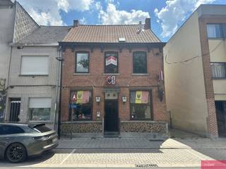 <p><span>Te renoveren handelshuis met zonnig terras</span></p><p><span>Bent u op zoek naar een eigendom met tal van mogelijkheden? Dan is dit ruime handelshuis met geïntegreerde woonst beslist een bezoek waard. Dankzij de combinatie van een handelsruimte en woning is dit pand ideaal voor zelfstandigen, horeca-uitbaters, investeerders of wie wonen en werken wil combineren.</span></p><p><span>Het gelijkvloers beschikt over een bruikbare oppervlakte van maar liefst 165 m² en deed jarenlang dienst als café. Vooraan bevindt zich de voormalige caféruimte, centraal zijn er sanitaire voorzieningen en een ruimte voor een keuken. Achteraan ligt een polyvalente zaal 52m² met een afzonderlijk sanitair. Een belangrijke troef is de aparte zij-ingang, waardoor de achterliggende zaal volledig onafhankelijk toegankelijk is.</span></p><p><span>Aansluitend bevindt zich een terras/tuin van ca. 74 m².</span></p><p><span>De woonst op de eerste verdieping omvat leefruimte, twee slaapkamers en een badkamer. Op de tweede verdieping bevindt zich een geïsoleerde zolder, die tal van mogelijkheden biedt voor een toekomstige inrichting.</span></p><p><span>Verder beschikt het pand over een kelder van ca. 17 m².</span></p><p><span> </span></p>