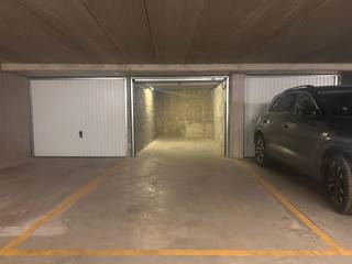 Op een centrale locatie in Antwerpen, aan de Lange Nieuwstraat 47, wordt deze afgesloten GARAGEBOX MET bijhorende AUTOSTAANPLAATS te koop aangeboden. <br />De toegang is voorzien via een elektrische poort in een afgesloten parkeergarage. <br /><br />Deze dubbele plaats is ideaal voor wie in het stadscentrum woont of werkt of interessant als investering!<br /><br />Een veilige en praktische oplossing voor parkeren in hartje Antwerpen.<br /><br />Huurprijs €190,- /mnd + 21% btw