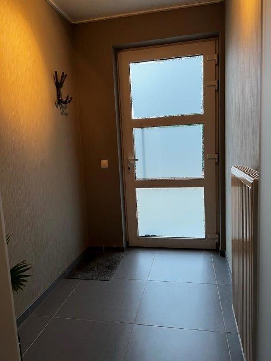 Mooi gelijkvloers appartement met 2 slaapkamers en terras. - foto 3