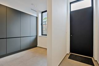 Deze woning met 3 slaapkamers, 2 badkamers, tuin en terras is gelegen in Kessel-Lo. Op slechts 10 minuten fietsen van Leuven centrum en vlak bij het Heuvelhofpark. <br /><br />De woning werd in 2025 volledig vernieuwd met het oog op energiezuinigheid. <br /><br />Deze woning heeft een inkomhal met vestiaire, schoenenkast en apart gastentoilet. Er is ook een ruimte om fietsen te stallen. Verder is er een grote, lichtrijke leefruimte met volledig uitgeruste keuken. De leefruimte geeft toegang tot het terras en aangelegde tuin (met robot maaier). Deze is zuid georiënteerd. <br /><br />De woning beschikt over 3 ruime slaapkamers van 11,6 m², 11m² en 10,5 m². De masterbedroom beschikt over een dressing. Verder zijn er 2 badkamers waarvan 1 met inloopdouche en enkel lavabo en de andere met inloopdouche, bad en dubbel lavabo. Op de 1ste verdieping is er ook nog een apart toilet alsook een berging met aansluiting voor wasmachine en droogkast. <br />Alle slaapkamers beschikken over airco. <br /><br />Er is vloerverwarming met koeling op de gelijkvloers en badkamer op de 1ste verieping. Elektriciteit is conform. EPC A. Er zijn 9 zonnepanelen met een vermogen van 3.3 KW. Regenwaterput aanwezig.<br /> <br />Onmiddellijk beschikbaar! <br /> <br />Bij verdere vragen of interesse kan u mij steeds bereiken.