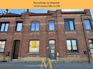 Bezoekdag op afspraak – donderdag 14/05 tussen 10u en 12u.<br /><br />Bent u op zoek naar een ruime, instapklare woning nabij het centrum van Deerlijk met een vlotte verbinding naar de E17? Dan is deze verzorgde gezinswoning zeker een bezoek waard.<br /><br />Via de inkomhal komt u terecht in de lichtrijke leefruimte met gezellige gaskachel. Aansluitend bevindt zich de recent vernieuwde, volledig uitgeruste keuken. Op het gelijkvloers vindt u verder een apart gastentoilet, een ruime badkamer met ligbad en dubbele wastafel én een praktische droge kelder.<br /><br />De eerste verdieping telt drie slaapkamers, waaronder twee ruime kamers en een derde kamer die perfect kan dienen als bureau, dressing of kinderkamer.Op de tweede verdieping bevindt zich een royale master bedroom met tweede badkamer voorzien van inloopdouche en apart toilet.<br /><br />Buiten geniet u van een zonnige, onderhoudsvriendelijke tuin met tuinhuis en praktische achteruitweg. Daarnaast is er parkeergelegenheid voor twee wagens.<br /><br />Troeven
<ul>
	<li>Instapklaar en uitstekend onderhouden</li>
	<li>Recent vernieuwde keuken</li>
	<li>Vier slaapkamers en twee badkamers</li>
	<li>PVC-ramen met dubbele beglazing</li>
	<li>Zonnige tuin met achteruitweg</li>
	<li>Vlotte bereikbaarheid richting E17</li>
</ul>
Interesse?<br />Maak vrijblijvend een afspraak voor de bezoekdag op donderdag 14/05 tussen 10u en 12u.<br />Contacteer Maxime Vanneste via 0498 44 78 00 of info@maximevanneste.be.