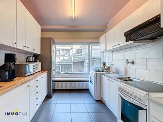 <p>Dit verzorgd appartement op de eerste verdieping (lift aanwezig) beschikt over een <strong>inkomhal met gastentoilet en vestiaire</strong>, een lichtrijke woonkamer met eetplaats, een ingerichte keuken, 3 mooie <strong>slaapkamers</strong> en een badkamer (ruime douche, lavabo en aansluiting wasmachine). Er is tevens een <strong>aangenaam terras aanwezig.<br /><br /></strong>Het appartement is voorzien van o.a. <strong>dubbele beglazing, centrale verwarming op aardgas,</strong> <strong>videofoon</strong>, <strong>gunstig EPC-label B</strong> én de <strong>elektriciteit is conform</strong>. Een <strong>praktische privé-kelderberging</strong> is inbegrepen, en in het gebouw is er een <strong>gemeenschappelijke fietsenberging</strong> aanwezig.<br /><br /><strong>Ideaal gelegen aan Esplanadeplein in centrum Aalst,</strong> grenzend aan de winkelstraten en op <strong>wandelafstand van de Grote Markt,</strong> Utopia, scholen en station (rechtstreekse verbinding Brussel en Gent). Er is ook <strong>voldoende parkeergelegenheid</strong> op de parking van het Esplanadeplein! Contacteer ons gerust voor meer info en/of een bezoek via june@immotijl.be of bel naar 0486 17 07 61. <strong><br /></strong></p>