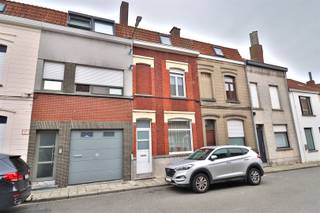 Fijne, op te frissen woning met tuin Voor wie de handen uit de mouwen wil steken bieden we deze ruime woning met tuin aan. Ingedeeld met de inkom en...