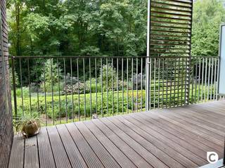 <p><span>Modern 3-slaapkamerappartement met zonnig terras, 2 badkamers en ondergrondse parking</span></p><p><span> </span></p><p><span>Op zoek naar een modern en ruim appartement op een rustige en groene locatie, maar toch vlak bij Antwerpen? Dit prachtige 3-slaapkamerappartement op de eerste verdieping combineert comfort, licht en een uitstekende ligging.</span></p><p><span> </span></p><p><span>Het appartement bevindt zich in het verlengde van de Roderveldlaan in Berchem, maar ligt op grondgebied Mortsel. Dankzij de rustige omgeving, het mooie uitzicht op de gemeenschappelijke tuin en vlotte bereikbaarheid geniet je hier van het beste van twee werelden.</span></p><p><span> </span></p><p><span> </span></p><p><span>Het appartement heeft volgende indeling:</span></p><p><span>Inkomhal &amp; berging</span><span><br />U betreedt het appartement via de inkomhal, voorzien van een parlofoon. Hier bevinden zich eveneens een praktische berging en een apart toilet.</span></p><p><span>Leefruimte &amp; keuken</span><span><br />De ruime en lichtrijke leefruimte beschikt over een mooie tegelvloer en geeft rechtstreeks toegang tot het zonnige zuiderterras, met zicht op de gemeenschappelijke tuin. De open keuken sluit mooi aan bij de leefruimte en is volledig geïnstalleerd met een koelkast, oven, dampkap, kookplaat en vaatwasser.</span></p><p><span>Slaapkamers</span><span><br />Het appartement beschikt over 3 slaapkamers. Alle slaapkamers bieden toegang tot het terras aan de voorzijde van het appartement. Dankzij deze indeling is er bovendien voldoende ruimte voor een gezin, thuiskantoor of logeerkamer.</span></p><p><span>Badkamers</span><span><br />Er zijn maar liefst 2 badkamers aanwezig. De eerste badkamer beschikt over een dubbel lavabomeubel, ligbad en toilet. De tweede badkamer is uitgerust met een dubbel lavabomeubel en een ruime inloopdouche.</span></p><p><span>Berging</span><span><br />Naast de berging aan de inkomhal is er nog een tweede, praktische berging aanwezig. Hier zijn aansluitingen voorzien voor een wasmachine en droogkast.</span></p><p><span>Parking &amp; fietsenstalling</span><span><br />Bij het appartement hoort een ondergrondse autostaanplaats, er bij te huren voor €95/maandDaarnaast zijn er 2 fietsenstallingen voorzien.</span></p><p><span> </span></p><p><span>Huurprijs &amp; kosten</span></p><p><span>Huurprijs: 1.520/maand<br />Provisie gemeenschappelijke kosten: 160/maand</span></p><p><span>Autostaanplaats: €95/maand<br />Individuele meters voor gas, water en elektriciteit.</span><span> </span></p><p><span> </span></p><p><span>Troeven</span></p><p><span>- Recent en modern</span></p><p><span>- Onmiddelijk beschikbaar</span></p><p><span>- Rustige en groene omgeving</span></p>