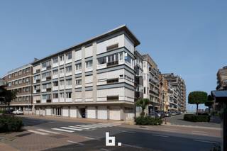 Dit mooie, zonnige hoek appartement ligt op slechts 100 meter van de zee en biedt een perfecte combinatie van comfort en locatie. Het...