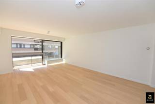 Volledig gerenoveerd 2 slaapkamerappartement met zijdelings zeezicht vlakbij de zeedijk Albertstrand.Inkom met gastentoilet, volledig geïnstalleerde...