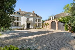 Prachtige volledig gerenoveerde Vlassak Verhulst villa met zwembad, wellness en orangerie op ca. 6.629 m² te ’s-GravenwezelIn hartje Hof ter Linden...