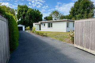 Wat bevindt er zicht achter deze poort..? Een huis of projectgrond? Beide antwoorden zijn van toepassing, dit is dubbel win!Een bungalow, perfect...