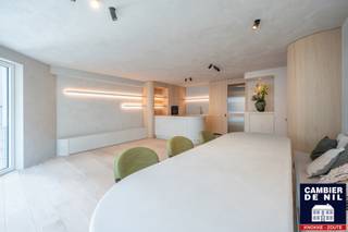 Appartement intemporel, récemment entièrement rénové, avec vue latérale sur la mer, situé près de la Place Albert et de la Place du Triangle. Composition : entrée avec toilettes invités et vestiaire. Séjour avec cuisine ouverte entièrement équipée, coin repas, et salon accueillant. Depuis le séjour, vous pouvez profiter d'une belle vue latérale sur la mer et d'une vue sur la Kustlaan. Espace de rangement prévu pour l'installation d'un lave-linge et d'un sèche-linge. Chambre principale avec placards intégrés et salle de bains attenante. Deuxième chambre avec salle de douche. Troisième chambre/bureau. Cave privée dans la résidence. (CPE 114 kWh/m²)