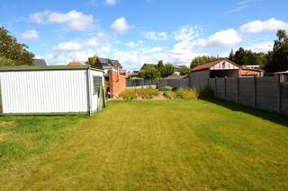 Goed gelegen bouwgrond van 297 m² geschikt voor het bouwen van een halfopen bebouwing, rustig gelegen in een doodlopende straat op een boogscheut van het centrum van Ranst. Perceelbreedte van 10 m. Maximaal bouwvolume: GLV 7m x 13m, eerste verdieping 7m x 13m en tweede verdieping 7m x 9m (onder hellend dak). Carport naast de woning is mogelijk. De constructies op het aanpalende perceel worden weldra afgebroken. Alle nutsvoorzieningen in de straat aanwezig. Dit perceel wordt verkocht zonder bouwverplichting en is beschikbaar bij akte. Opmetingsplan te verkrijgen op eenvoudige aanvraag.