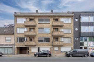 Bij het binnenkomen van het appartement kom je terecht in een ruime gang met vestiairekast en gastentoilet. Van daaruit heb je toegang tot de...