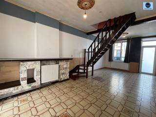 <p><span>MAISON DE 4 PIÈCES</span></p><p><span>Prix indicatif : 175 000 euros</span></p><p><span> </span></p><p><span>Cette maison est située dans le centre-ville de Geraardsbergen, à proximité des écoles, des commerces, des restaurants et des transports en commun.</span></p><p><span> </span></p><p><span>Au rez-de-chaussée se trouvent un salon, une cuisine et une salle de bains équipée de toilettes, d'une douche et d'un lavabo.</span></p><p><span> </span></p><p><span>Cave et cour.</span></p><p><span> </span></p><p><span>Au 1er et au 2e étage, on trouve respectivement deux chambres.</span></p><p><span> </span></p><p><span>La maison dispose d'un toit et de murs isolés, de fenêtres en PVC rénovées, dont certaines sont à triple vitrage et d'autres à vitrage à haut rendement</span></p><p><span>et est équipée d'un chauffage central au gaz naturel.</span></p><p><span> </span></p><p><span>ATTOUS : </span></p><p><span> - Contrôle électrique conforme à l'AREI</span></p><p><span> - EPC B -->: aucune obligation de rénovation</span></p><p><span> - Certificat de conformité pour la location</span></p><p><span> - Sans amiante</span></p><p><span> </span></p><p><span>Projet d'investissement idéal ou logement pour jeunes ménages !!!</span></p><p><span> </span></p><p><span>Pour plus d'informations ou pour organiser une visite, appelez Dylan au 0489/54.69.99 ou envoyez un e-mail à <span>dylan@svena.be</span></span></p><p><span> </span></p><p><span>Ces informations sont fournies à titre purement indicatif et nous ne pouvons être tenus responsables d'éventuelles inexactitudes.</span></p><p><span>La surface habitable est donnée à titre indicatif uniquement.</span></p><p><span> </span></p><p><span> </span></p>
