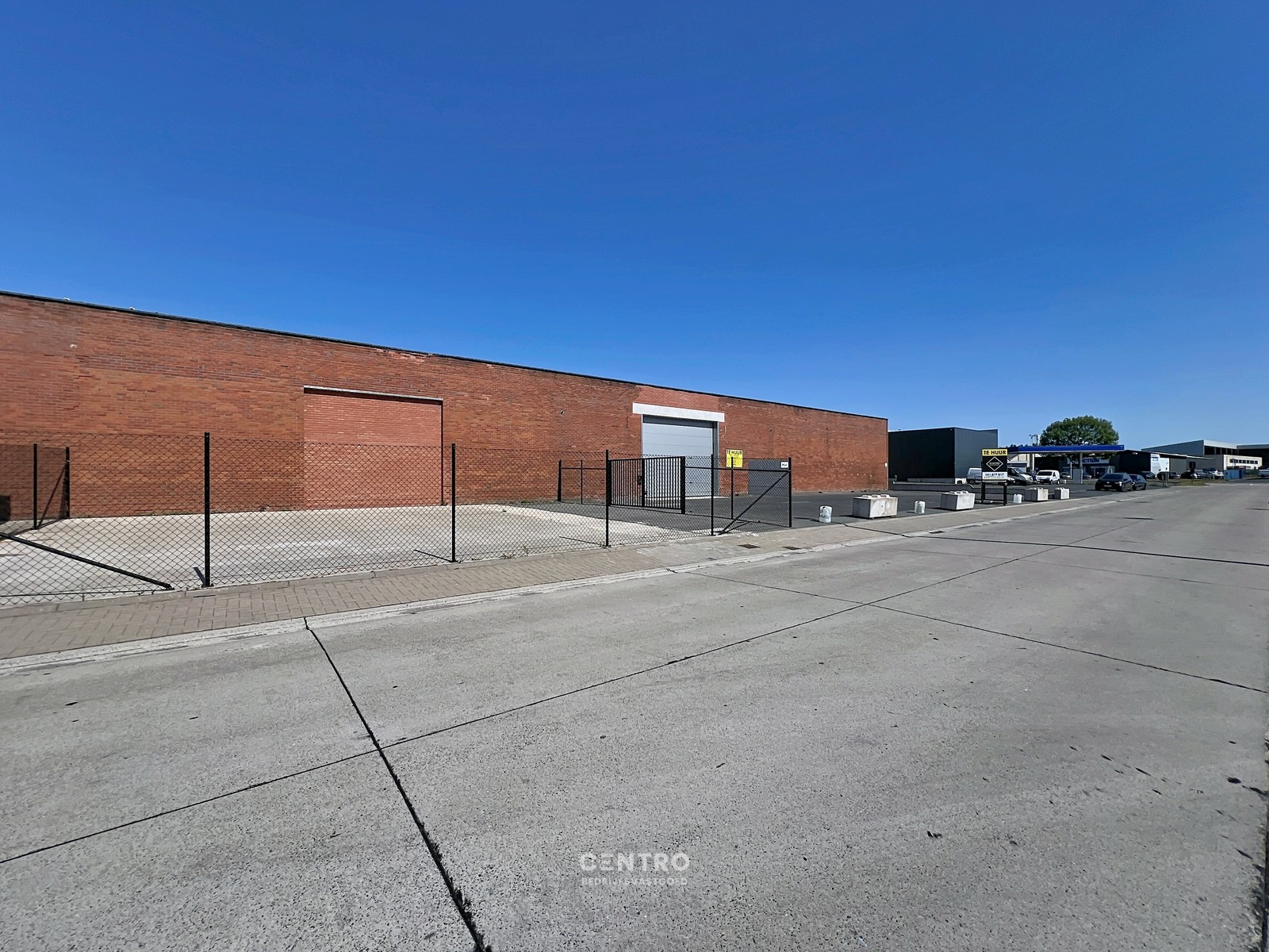 Magazijn van 2.400 m², extra parking en geïntegreerde kantoorruimte in nabijheid van vele baanwinkels vlak bij de RING van Poperinge ! - photo 4