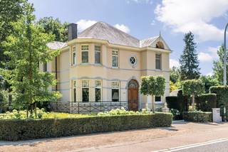 Deze prachtige, ruime villa is gelegen op een mooi aangelegd perceel met een uitzonderlijk gevoel van rust en privacy. De woning combineert royale leefruimten met een praktische indeling en tal van extra's, waaronder een buitenzwembad, een sfeervolle buitenkeuken met bar, een cinemaruimte en een indrukwekkende vrijstaande garage met plaats voor vier wagens. De fraai aangelegde tuin vormt een oase van groen.<br /><br />De woning omvat op het gelijkvloers een inkomhal, een ruime leefruimte bestaande uit een zithoek met houtkachel, eetkamer en gezellige tv-/leeshoek, een veranda met uitzicht op de tuin, een volledig ingerichte keuken, een bijkeuken/wasplaats, een ingerichte badkamer met dressing, een multifunctionele bar met buitenkeuken en verdieping met opslagruimte en cinemazaal, een dubbele inpandige garage en een kelder.<br /><br />Op de eerste verdieping bevinden zich vier volwaardige slaapkamers, een ingerichte douchekamer en een praktische bergzolder, bereikbaar via vast trap (met valluik).<br /><br />De prachtige tuin is voorzien van een buitenzwembad met een ruim overdekt terras en een voorziening voor een berging of kleedruimte. Daarnaast beschikt het eigendom over een vrijstaande garage met plaats voor vier wagens en een tuinhuis.<br /><br />Een uniek geheel met tal van mogelijkheden, afgewerkt met oog voor comfort en gelegen in een bijzonder groene en private omgeving.<br /><br />Indeling<br />Gelijkvloers<br />Via de inkomhal met gastentoilet en vestiaire en trap naar de eerste verdieping betreedt u deze ruime woning. De royale leefruimte is speels ingedeeld dankzij enkele niveauverschillen, waardoor een aangename en karaktervolle sfeer ontstaat. De zithoek met houtkachel vormt het gezellige hart van de woning en sluit mooi aan op de eetkamer en de afzonderlijke tv-/leeshoek.<br /><br />Aansluitend bevindt zich de lichtrijke veranda, waar u het hele jaar door kunt genieten van een prachtig uitzicht over de fraai aangelegde tuin.<br /><br />De volledig ingerichte keuken (combi-oven, heteluchtoven, koelkast, vaatwasser, inductiekookplaat, dampkap en grillplaat) biedt alle nodige comfort. Via de achteringang komt u in een sas dewelke toegang biedt tot de praktische bijkeuken/wasplaats, de ingerichte badkamer met aansluitend dressing en de keuken.<br /><br />Een absolute meerwaarde is de gezellige bar met buitenkeuken. Via een vaste trap bereikt u de verdieping boven deze ruimte, waar zich een praktische opslagruimte en een sfeervolle cinemazaal bevinden.<br /><br />Verder beschikt het gelijkvloers over een dubbele inpandige garage en een kelder die extra bergruimte biedt.<br /><br />Eerste verdieping<br />Via de trap in de inkomhal bereikt u de overloop, die toegang verleent tot vier ruime slaapkamers en een douchekamer (wastafel, douche en toilet).<br /><br />Via een vaste trap (met valluik) bereikt u bovendien de praktische opbergzolder.<br /><br />Kelder<br />De woning beschikt over een praktische kelder die dienst doet als extra opslagruimte.<br /><br />Tuin<br />De prachtig aangelegde tuin biedt optimale privacy en vormt een heerlijke plek om tot rust te komen. Het buitenzwembad vormt samen met het ruime overdekte terras het perfecte decor om te genieten van warme zomerdagen. Bij het zwembad zijn tevens voorzieningen aanwezig voor een berging en/of kleedruimte.<br /><br />Verder bevindt zich achteraan het perceel een ruime vrijstaande garage met plaats voor vier wagens. Daarnaast is er nog een afzonderlijk tuinhuis aanwezig.<br /><br />Bijzonderheden<br />•Zeer ruime villa met speelse indeling <br />•Hoogwaardige afwerking<br />•Alarm<br />•Camerabewaking (5 camera’s aanwezig)<br />•Volledig omheind en afgesloten perceel<br />•Airco aanwezig (veranda en hoofdslaapkamer)<br />•Buitenzwembad (4,5 x 11m)<br />•Vrijstaande garage van ca. 90 m²<br />•Verwarming op aardgas<br />•Zuidwest georiënteerde tuin
