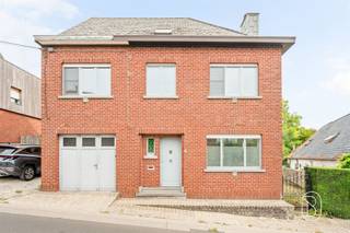 <p>Ruime woning met garage, tuin en tal van mogelijkheden aan de Valkenberg in Brakel.</p><p>Op een gegeerde locatie in Brakel, aan de bekende Valkenberg, bevindt zich deze ruime woning met tal van mogelijkheden. Dankzij de royale volumes, de veelzijdige indeling en de aangename tuin biedt deze eigendom een uitstekende basis voor wie op zoek is naar een ruime gezinswoning die volledig naar eigen smaak kan worden afgewerkt.</p><p>Bij het binnenkomen wordt u verwelkomd in de inkomhal. Rechts bevindt zich een ruime, veelzijdige kamer die tal van mogelijkheden biedt. Ze leent zich perfect als praktijk- of kantoorruimte voor een zelfstandige activiteit, maar kan evengoed worden ingericht als een comfortabele bureauruimte voor wie regelmatig van thuis uit werkt.</p><p>Achteraan bevinden zich de lichtrijke leefruimte en de ruime keuken, beide met een aangenaam zicht op de tuin. Verder beschikt het gelijkvloers over een praktische bijkeuken, een afzonderlijk toilet en een inpandige garage.</p><p>Via de tuin bereikt u bovendien een voormalige duiventil. Dankzij de aanwezige water- en elektriciteitsaansluitingen kan deze ruimte perfect worden ingericht als hobbyruimte, atelier, werkplaats of extra bergruimte.</p><p>Op de eerste verdieping bevinden zich vier ruime slaapkamers en een badkamer met toilet. Daarnaast beschikt de woning over een ruime zolder, die tal van extra mogelijkheden biedt en kan worden ingericht volgens uw eigen wensen.</p><p>Met haar ruime indeling, veelzijdige mogelijkheden en aantrekkelijke ligging aan de iconische Valkenberg is deze woning een uitstekende kans voor gezinnen, thuiswerkers en zelfstandigen die op zoek zijn naar een eigendom met toekomstpotentieel.</p><p>Troeven:<br />- Topligging<br />- Stevige constructie met betonnen verdiepingsvloeren<br />- Veel potentieel: grote ruimtes, vier slaapkamers, ruime zolder<br />- Mogelijkheid tot praktijk, thuiswerkplek of zelfstandige activiteit</p><p>Contacteer Emmy via emmy@immobeguin.be voor meer informatie of een bezoek.</p>