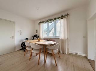 Wonen waar je werkt of werken waar je woont? Dit gerenoveerd duplex appartement is gelegen op de eerste en tweede verdieping boven het handelspand. U beschikt over een zuid-gerichte tuin, een knus terras en verschillende parkeermogelijkheden.De indeling van het appartement is als volgt: U betreedt het appartement via de algemene inkomhal. Verder heeft u een lichtrijke living met toegang tot het balkon en aansluitend een ruime eetkamer. De volledig ingerichte keuken is voorzien van alle nodige toestellen. Drie slaapkamers waarvan één op de eerste verdieping en twee op de tweede verdieping. De badkamer beschikt over een lavabo met kastruimte, ligbad met douchemogelijkheden en een toilet. De indeling van het handelspand is als volgt: Het kantoor is gelegen in een halfopen bebouwing en biedt parkeermogelijkheden vooraan en links van het gebouw. De ruimte omvat een gemeenschappelijke inkomhal, een ruime open kantoorruimte met diverse bureelmogelijkheden en twee afzonderlijke burelen, waarvan één voorzien is van een extra opslagruimte. Een apart toilet is ook voorzien.Een extra troef is de aangename en gezellige tuin, ideaal om samen met het team of klanten te ontspannen tijdens een pauze.Nog enkele troeven van dit pand: woon-werk verkeer niet nodig, centraal gelegen op een enorm zichtbare en toegankelijke locatie, helemaal instapklaar, in het centrum van Sint-Niklaas nabij invalswegen.Interesse? Mail vrijblijvend naar verkoop@bebuild.be en ga met ons ter plaatse.epc appartement: 378 kWh/m²epc handelspand: Perceelscore of P-score AGebouwenscore of G-score A