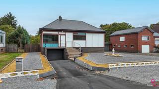 Bij ImmoFusion 7/7 “open huis” : klik op onze 3D-TOUR. Ervaar vastgoed alsof je er zelf doorloopt!<br /><br />Verzorgde gelijkvloerse prefab-woning op ruim perceel in landelijk Linkhout<br />Deze instapklare prefab-woning (OB) bevindt zich in een rustige straat op een royaal perceel van ca. 1.527 m² in het charmante Linkhout.<br />De grond is deels bestemd als woongebied met een landelijk karakter en deels als waardevol agrarisch landschap. Hierdoor geniet je van een unieke combinatie van rust, natuur en waardevolle ligging. De grond alleen al vertegenwoordigt een waarde van meer dan €200.000,00 — de rust en omgeving zijn simpelweg onbetaalbaar.<br />Een extra troef van deze woning is het nieuwe dak (vernieuwd in 2022) dat de volledige woning overspant. Hierdoor kan de indeling eenvoudig aangepast worden: alle binnenmuren zijn verplaatsbaar.<br />De woning is volledig onderkelderd en beschikt over een ruime inpandige garage. In de kelder bevinden zich onder andere een wasplaats en zelfs een extra zitruimte (zie foto's).<br /><br />Pluspunten:<br /><br />- Ramen in hout met dubbel glas<br />- Elk raam is voorzien van screens<br />- Centrale verwarming op mazout<br />- Aardgas ligt reeds in de straat<br />- het dak werd in 2022 vernieuwd<br /><br />Topligging: binnen slechts 2 minuten sta je in het centrum van Lummen, met toegang tot supermarkten, horeca, postkantoor, apotheken, dokters, kinderopvang en scholen (kleuter, lager én secundair). Ook het bus knooppunt is vlot bereikbaar.<br />De op- en afritten van de E313/E314 liggen op amper 2 minuten rijden van het centrum.<br /><br />Wilt u graag meer informatie? Neem gerust contact op met Immofusion via het nummer 078 78 78 70.