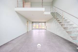 <p>In het geliefde Adelbergpark, op wandelafstand van het bruisende centrum van Lommel, bevindt zich dit uitzonderlijk ruime triplex appartement. Het is een unieke woonkans voor wie comfort, ruimte en een uitstekende ligging wil combineren.<br />Het appartement valt op door zijn doordachte indeling en royale woonoppervlaktes die verspreid zijn over drie verdiepingen. <br />Buiten geniet u van een zeer ruim terras en een private carport, waardoor parkeren steeds comfortabel en dichtbij is. Daarnaast is er een praktische kelderberging aanwezig, ideaal voor extra opslagruimte.<br />De ligging is zonder twijfel één van de grootste troeven. Het Adelbergpark biedt een rustige, groene en aangename woonomgeving, terwijl u toch op korte afstand woont van winkels, scholen, horeca en openbaar vervoer in het centrum van Lommel. Zo combineert u een rustige woonomgeving met een uiterst centrale ligging.<br /><strong>Troeven:</strong></p>

<ul><li>Ruim en praktisch ingedeeld triplex appartement</li><li>3 slaapkamers</li><li>2 badkamers</li><li>Topligging in het groene Adelbergpark, nabij centrum Lommel</li><li>Private carport</li><li>Extra bergruimte in kelder</li><li>Ideale combinatie van rust, ruimte en bereikbaarheid</li></ul>

<p>Het appartement is onmiddellijk beschikbaar.<br /><br />Bent u op zoek naar een unieke woonst met ruimtegevoel, comfort en een uitstekende ligging? Dan is dit triplex appartement beslist een bezoek waard.<br />Contacteer ons vandaag nog voor meer informatie of een bezichtiging. </p>