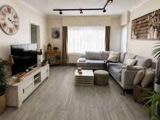<strong>BEZOEKMOMENT: donderdag 24 september van 16 uur tot 18 uur. Mits het maken van een afspraak via 09 395 05 40 of verkoop@concept-home.be. </strong><br /><br />Deze gerenoveerde halfopen bebouwing is gelegen in Machelen (Zulte) en beschikt over een bewoonbare oppervlakte van 138 m². De woning is gelegen op een ruim perceel van 753 m² en geniet van een vlotte verbinding naar de E17 en verschillende omliggende uitvalswegen. Daarnaast worden er nog acht zonnepanelen geplaatst, waarvan vier aan de voorzijde en vier aan de achterzijde van de woning.<br /><br />De woning werd in 2022 gerenoveerd en beschikt over een praktische indeling met op het gelijkvloers een inkomhal, bezoekerstoilet, lichtrijke woonkamer en een geïnstalleerde keuken. Daarnaast is er een kelder die ideaal kan worden gebruikt als provisie- of bergruimte.<br /><br />Op de eerste verdieping bevinden zich twee volwaardige slaapkamers en een badkamer voorzien van een dubbele wastafel en inloopdouche. Daarnaast beschikt de woning over een zolderruimte die extra bergruimte biedt.<br /><br />Een belangrijke meerwaarde van deze woning is de ruime, aangelegde tuin met zonnig terras. Achteraan het perceel bevinden zich bovendien een serre, een tuinhuis en een volière. Verder beschikt de woning over een garage, een buitentoilet, twee afzonderlijke werkplaatsen/hobbyruimtes en een technische ruimte. Deze extra ruimtes bieden heel wat mogelijkheden voor wie nood heeft aan bijkomende opslag, een hobbyruimte of een praktische werkplek.<br /><br />De combinatie van de gerenoveerde woning, het ruime perceel en de vele praktische extra's maakt dit een aangename woning met heel wat buitenruimte en mogelijkheden.<br /><br />Troeven: gerenoveerd in 2022 / ruim perceel van 753 m² / twee slaapkamers / zolderruimte / aangelegde tuin met zonnig terras / garage / twee werkplaatsen of hobbyruimtes / serre, tuinhuis en volière<br /><br />Beschikbaar: 01/11/2026