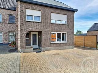 Gezellig gelijkvloers appartement met buitenstaanplaats.Dit charmante gelijkvloers appartement van 50 m² biedt comfortabel wonen op een praktische...