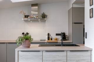 Te koop: instapklare en volledig gerenoveerde woning in het rustige Groenhof te Zedelgem. Deze woning is gelegen in een aangename,...