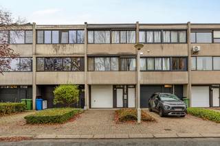 In de gegeerde wijk 'Langbaanvelden' ligt deze te renoveren bel-étagewoning bestaande uit: oprit voor 1 wagen, inpandige garage,  grote inkomhal...