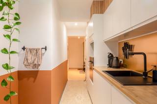 Instapklaar <strong>drie slaapkamer appartement</strong> op de 2e verdieping. Deze residentie heeft een heel goede bereikbaarheid naar de E17, de Grote Markt van Sint-Niklaas en is gelegen vlakbij het Waasland Shopping Center. <br /><br />Het appartement betreedt u via de <strong>inkomhal met vestiairekast. </strong>Loopt u verder dan kom je in de<strong> keuken, deze is nieuw en volledig ingericht. </strong>Bijzonder aangenaam is de<strong> zeer lichtrijke</strong> <strong>woonkamer</strong>, leuk vertoeven met een groen uitzicht. Verder vinden we 3 slaapkamers, een <strong>recente gerenoveerde badkamer</strong> en een <strong>afzonderlijk toilet</strong>.<br />Er is ook een <strong>verzorgd terras</strong> grenzend aan de woonkamer en 2 slaapkamers van waarop je <strong>uitkijkt op het groen.</strong> De ramen van de 2 slaapkamers grenzend aan het terras zijn voorzien van rolluiken. Eveneens is er een collectieve fietsenberging in het gebouw.<br /><br />Dit verzorgd hoekappartement werd <strong>volledig</strong> <strong>gerenoveerd</strong>. En belangrijk: de eigenaar huurt momenteel een <strong>garage</strong> onderaan in het gebouw, deze kan u mogelijk overnemen. <br /><br />Kortom, een appartement <strong>uiterst interessant</strong> als <strong>eerste eigen woonst of voor opbrengsteigendom</strong>!<br /><br />Wenst u een bezoek in te plannen voor dit mooi appartement? Bel voor info of een vrijblijvend bezoek naar 03 502 98 74 of mail naar kristof@claves.be.