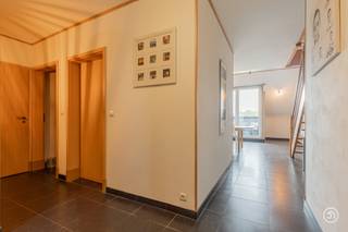 Vandaag nemen we je mee naar het Wipplein in Boom, waar we dit duplex appartement terugvinden. Dankzij de praktische indeling, de twee slaapkamers en de extra voorzieningen biedt dit appartement veel mogelijkheden voor wie op zoek is naar een aangename woonst.<br /><br />We betreden het appartement via de inkomhal, die toegang geeft tot twee slaapkamers, een badkamer uitgerust met een ligbad en lavabo, een praktische berging en een afzonderlijk gastentoilet. Verder vinden we op deze verdieping de keuken met eetplaats en aansluitend een terras waar je in alle rust van de buitenruimte kan genieten.<br /><br />Via de trap bereiken we de bovenliggende verdieping. Hier bevindt zich de leefruimte, die samen met de aanwezige bar met keuken een gezellige plek vormt om te ontspannen of vrienden en familie te ontvangen.<br /><br />Ook op praktisch vlak heeft dit appartement veel troeven. Zo beschikt het over een eigen autostaanplaats met bergruimte en een privatieve kelderberging. Daarnaast is er in het gebouw een gemeenschappelijke fietsenberging aanwezig.<br /><br />Ben je op zoek naar een instapklaar appartement?<br />Contacteer ons gerust via bryann@julimmo.be of 0492 86 51 03.