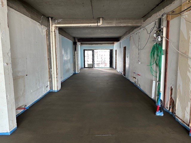 Handelspand op topligging . Strandplein. Ruim 200 m2 . Tegen 1 juni volledig nieuw afgewerkt. Zowel te koop of te huur. - foto 5