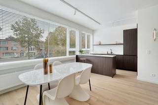 Dit appartement ademt rust en ruimte, waarbij overvloedig licht en een hoogwaardige afwerking centraal staan. Dankzij de vlotte verbindingen ben je in enkele minuten zowel op de Antwerpse Ring als in het stadscentrum. Openbaar vervoer, scholen en andere voorzieningen bevinden zich op wandelafstand, wat deze locatie bijzonder aantrekkelijk maakt voor wie stedelijk wil wonen zonder in te boeten aan rust en bereikbaarheid. <br /><br />Indeling: <br />- ruime inkomhal met apart gastentoilet <br />- lichtrijke woonkamer met hoogwaardig afgewerkte open keuken (36 m²) <br />- berging met aansluiting voor wasmachine/droogkast <br />- slaapkamer 1 (12,5 m²) <br />- slaapkamer 2 (9 m²) <br />- slaapkamer 3 (8 m²) <br />- badkamer met inloopdouche en dubbele wastafel (4,5 m²) <br />- groot west-gericht terras (10,5 m²) <br />- ruime kelderberging (11,5 m²) <br />- gemeenschappelijke fietsenstalling <br /><br />Gerenoveerd in 2026: <br />- natuurlijke eiken parket (geolied) die naadloos doorloopt in het ganse appartement en aansluit bij de tegelvloer van de badkamer <br />- 2 stalen deuren<br />- nieuwe ramen in het volledige appartement <br />- Ixina keuken (10 jaar garantie op de kasten en 5 jaar op de toestellen) <br />- achtergevel werd recent gerenoveerd <br />- veiligheidsdeur <br />- aparte voorziening voor wasmachine/droogkast <br />- alle sanitaire en elektrische leidingen vernieuwd <br />- volledige vernieuwingen van cv leidingen en radiatoren <br />- inclusief high quality led verlichting <br />- volledige renovatie werd uitgevoerd door een Belgische aannemer uit het Antwerpse<br />- achterste slaapkamer (met vrije gevels) is geïsoleerd<br /><br />Ondergrondse autostaanplaats aan te kopen voor 18.000 euro. <br /><br />Bent u geïnteresseerd in dit high end afgewerkt appartement te koop in Wilrijk? Aarzel dan niet om contact met ons op te nemen. Wenst u uw eigendom ook te koop of te huur te stellen? We helpen u graag verder. Steeds tot uw dienst om u verder te helpen met al uw vragen over vastgoed! <br /><br />Bestuursmaatregelen in het maatregelenregister: nee