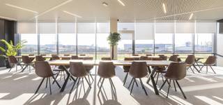 Business Center situeert zich op de gelijkvloerse verdiepingen van beide SkylinE40 kantoorgebouwenInbegrepen- Inrichting van de ruimte (meubilair...