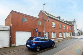 <p><strong>Te renoveren woning met veel potentieel in centrum Zele</strong></p>
<p>Deze centraal gelegen woning in Zele biedt tal van mogelijkheden voor wie op zoek is naar ruimte en renovatiepotentieel. De woning beschikt over <strong>4 slaapkamers</strong>, met de mogelijkheid om <strong>extra kamers te creëren</strong>, en <strong>twee badkamers</strong>, wat zorgt voor extra comfort.</p>
<p>Daarnaast is er een <strong>garage</strong> en bevindt de woning zich op <strong>wandelafstand van winkels, scholen en openbaar vervoer</strong>. Dankzij de gunstige ligging en de ruime indeling is dit een ideale woning voor gezinnen of investeerders.</p>
<p>Een eigendom met sterke troeven en toekomstmogelijkheden in het hart van Zele.<br /><br />Wenst u een bezoek? Contacteer Wolf op het nummer 0498540690 of via mail Wolf@cornelis-goeman.be</p>