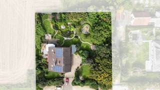 Deze strategisch gelegen open bebouwing biedt een <strong>bewoonbare oppervlakte</strong> van maar liefst<strong> 490 m²</strong>, op een perceel van <strong>32a37ca</strong>, met een weids <strong>uitzicht over agrarisch gebied</strong>. Met<strong> vijf ruime slaapkamers</strong> en de mogelijkheid om <strong>drie bijkomende kamers</strong> in te richten, biedt deze woning bijzonder veel mogelijkheden.<br /><br />Het gelijkvloers omvat een centrale hal, een lichtrijke woonkamer, keuken, veranda en bergruimte. Daarnaast bevinden zich hier drie slaapkamers, een badkamer, twee toiletten en een ruime garage. De slaapkamers en badkamer op dit niveau maken de woning ook aantrekkelijk voor wie comfortabel op het gelijkvloers wil wonen.<br /><br />Op de verdieping vindt u een ruime badkamer, twee ingerichte, royale slaapkamers en zolderruimten. Mits verdere afwerking kunnen deze worden ingericht als drie extra slaapkamers, een mancave, hobbyruimte of een combinatie hiervan.<br /><br />Ook op technisch vlak heeft deze villa heel wat te bieden: de woning is <strong>asbestveilig </strong>en beschikt over dakisolatie, dubbele beglazing, gunstig epc <strong>label C – 247 kWh/m²</strong> (geen renovatieplicht!), centrale verwarming op aardgas, een gaskachel en een warmtepomp. De <strong>34 zonnepanelen</strong> met <strong>groenestroomcertificaten </strong>en de regenwaterput van 20.000 liter vervolledigen het geheel.<br /><br />Parkeren kan op de ruime <strong>parkeergelegenheid </strong>voor en naast de woning, in de <strong>garage </strong>of onder de <strong>carport</strong>. Eveneens is er een prachtig aangelegde tuin met vijver en terrassen waar het heerlijk vertoeven is.<br /><br />De villa is <strong>strategisch gelegen</strong>, vlak bij een bushalte, op 4,4 km van het station en 7 km van de oprit van de E19. Alsook in omgeving van winkels en scholen.<br /><br />Een villa met uitzonderlijk veel ruimte, een groen vergezicht en volop mogelijkheden om wonen, werken en hobby’s te combineren. Contacteer ons voor meer informatie of een bezoek: 054 23 53 83 of info@localsvastgoed.be